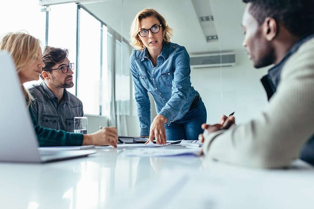 Giovane professionista che lavora da casa in Italia
